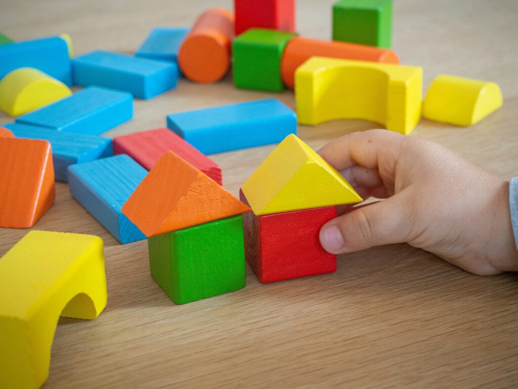 Spielende Kinderhände | Tagesmutter in Rodgau